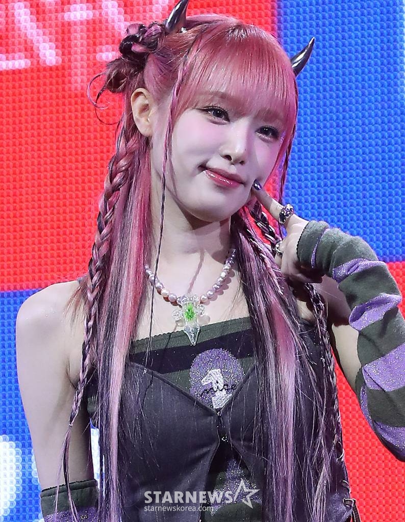 가수 최예나(YENA)가 15일 오후 서울 광진구 예스24 라이브홀에서 진행된 세 번째 미니 앨범 'GOOD MORNING(굿모닝)' 발매 기념 쇼케이스에 참석해 포즈를 취하고 있다. 신보 'GOOD MORNING'은 최예나의 한층 성장한 음악성은 물론 보다 진솔한 내면을 그려낸 앨범이다. 새로운 모닝 엔젤로 변신을 예고한 그는 다채로운 장르의 네 곡을 통해 듣는 이들에게 희망과 위로의 메시지를 전달할 예정이다. 2024.01.15 /사진=김창현