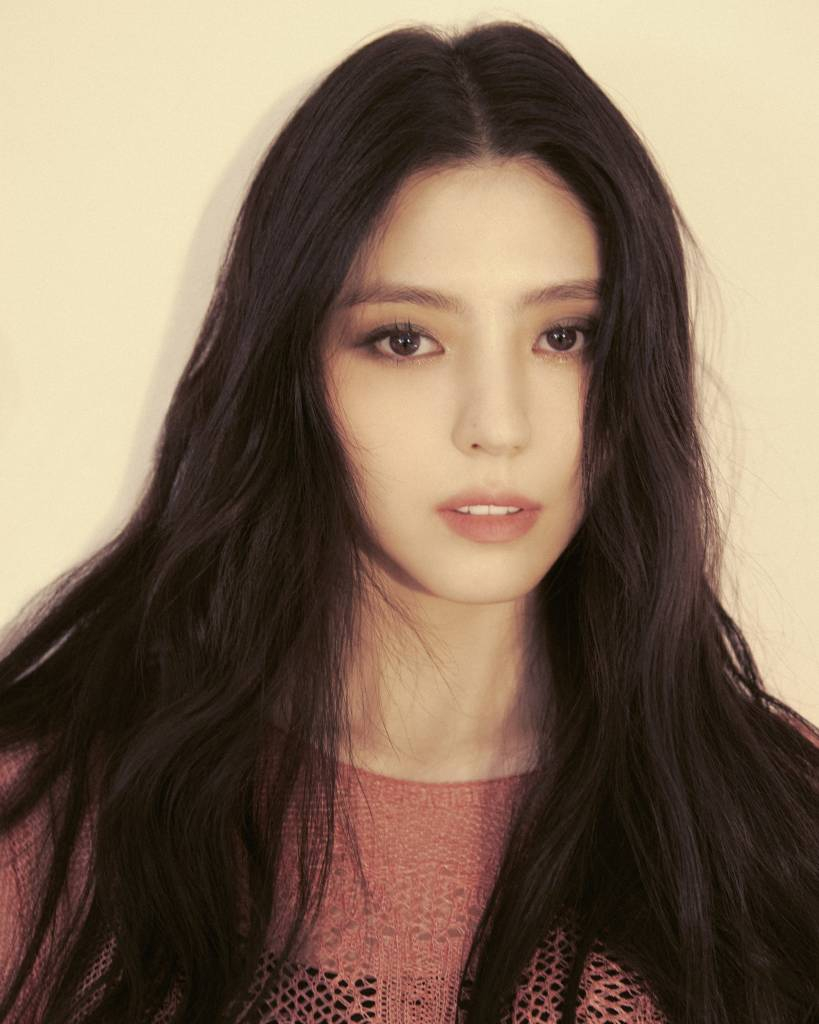 배우 한소희가 15일 오후 서울 종로구 북촌로의 한 카페에서 진행된 넷플릭스 오리지널 시리즈 '경성크리처' 관련 인터뷰를 위해 포즈를 취하고 있다. 한소희는 극 중 죽은 사람도 찾아낸다는 소문난 토두꾼 윤채옥으로 분해 날쌘 액션과 절제된 감정 연기를 선보였다. '경성크리처'는 시대의 어둠이 가장 짙었던 1945년 봄, 생존이 전부였던 두 청춘이 탐욕 위에 탄생한 괴물과 맞서는 이야기. / 사진제공 = 넷플릭스 /사진=김창현
