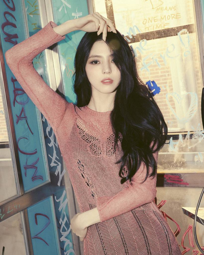 배우 한소희가 15일 오후 서울 종로구 북촌로의 한 카페에서 진행된 넷플릭스 오리지널 시리즈 '경성크리처' 관련 인터뷰를 위해 포즈를 취하고 있다. 한소희는 극 중 죽은 사람도 찾아낸다는 소문난 토두꾼 윤채옥으로 분해 날쌘 액션과 절제된 감정 연기를 선보였다. '경성크리처'는 시대의 어둠이 가장 짙었던 1945년 봄, 생존이 전부였던 두 청춘이 탐욕 위에 탄생한 괴물과 맞서는 이야기. / 사진제공 = 넷플릭스 /사진=김창현