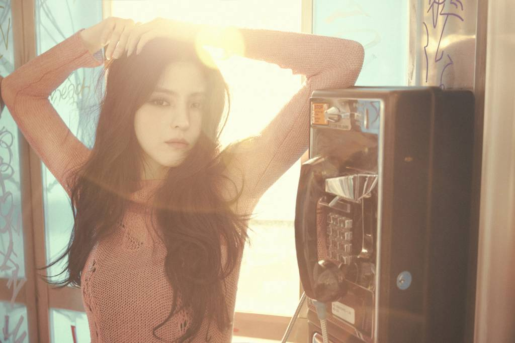 배우 한소희가 15일 오후 서울 종로구 북촌로의 한 카페에서 진행된 넷플릭스 오리지널 시리즈 '경성크리처' 관련 인터뷰를 위해 포즈를 취하고 있다. 한소희는 극 중 죽은 사람도 찾아낸다는 소문난 토두꾼 윤채옥으로 분해 날쌘 액션과 절제된 감정 연기를 선보였다. '경성크리처'는 시대의 어둠이 가장 짙었던 1945년 봄, 생존이 전부였던 두 청춘이 탐욕 위에 탄생한 괴물과 맞서는 이야기. / 사진제공 = 넷플릭스 /사진=김창현