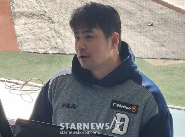 두산 김재환이 15일 잠실구장에서 창단 기념식 후 취재진과 인터뷰를 진행하고 있다. /사진=안호근 기자