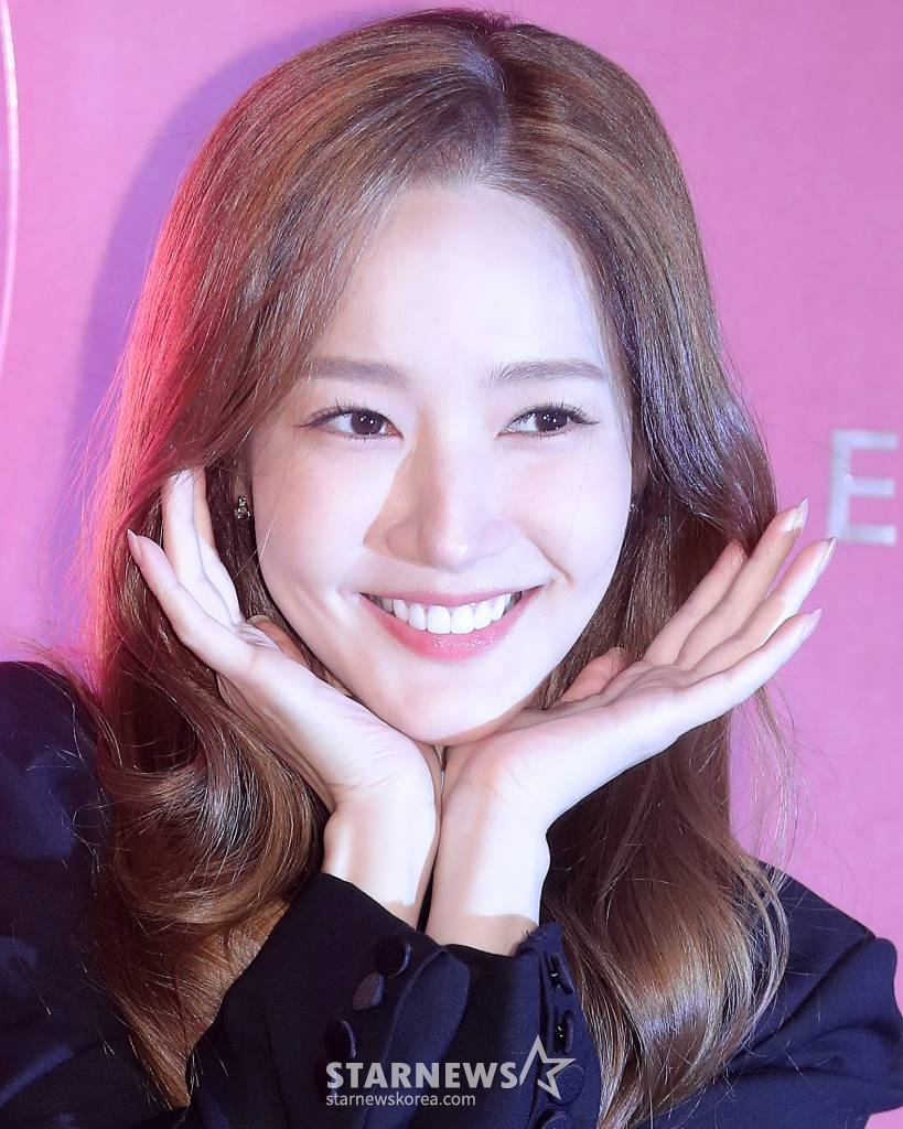 배우 박민영이 16일 오후 서울 강남구 압구정동에 위치한 제이에스티나 'J'Z BAR' 팝업 스토어 오픈행사에 참석해 포즈를 취하고 있다. 2022.11.16 /사진=김창현 기자 chmt@
