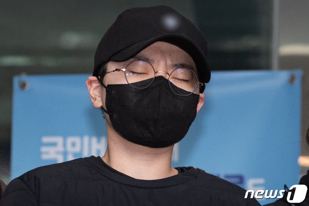 (서울=뉴스1) 유승관 기자 = '재벌 3세'를 사칭하며 사기 행각을 벌인 혐의로 구속된 전청조씨(27)가 10일 서울 송파경찰서에서 검찰로 송치되고 있다. 서울송파경찰서는 이날 전 펜싱 국가대표 남현희와 결혼을 발표한 후 특정경제범죄가중처벌법상 사기 혐의로 구속된 전씨를 서울동부지검에 송치했다. 2023.11.10/뉴스1 Copyright (C) 뉴스1. All rights reserved. 무단 전재 및 재배포, AI학습 이용 금지.