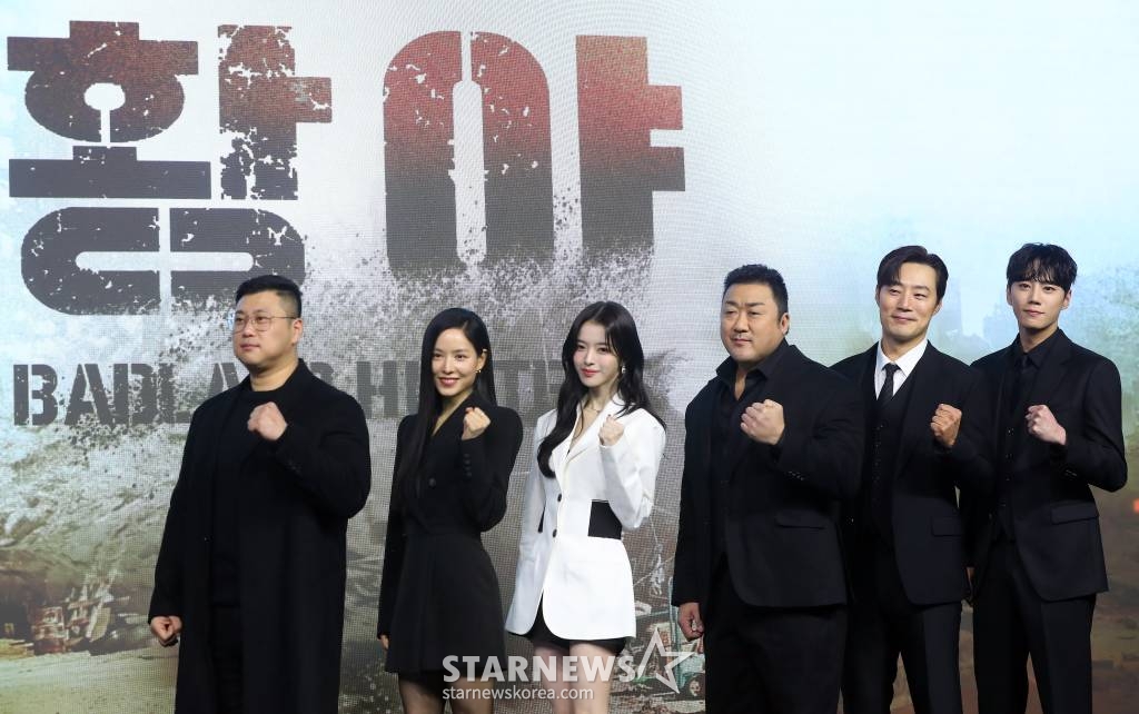 허명행 감독, 배우 안지혜, 노정의, 마동석, 이희준, 이준영이 16일 오전 서울 종로구 JW메리어트 동대문 스퀘어 서울에서 진행된 넷플릭스 영화 '황야' 제작보고회에 참석해 포즈를 취하고 있다. '황야'는 폐허가 된 세상, 오직 힘이 지배하는 무법천지 속에서 살아가는 자들이 생존을 위해 벌이는 최후의 사투를 그린 액션 블록버스터다. 오는 26일 공개. 2024.01.16 /사진=김창현