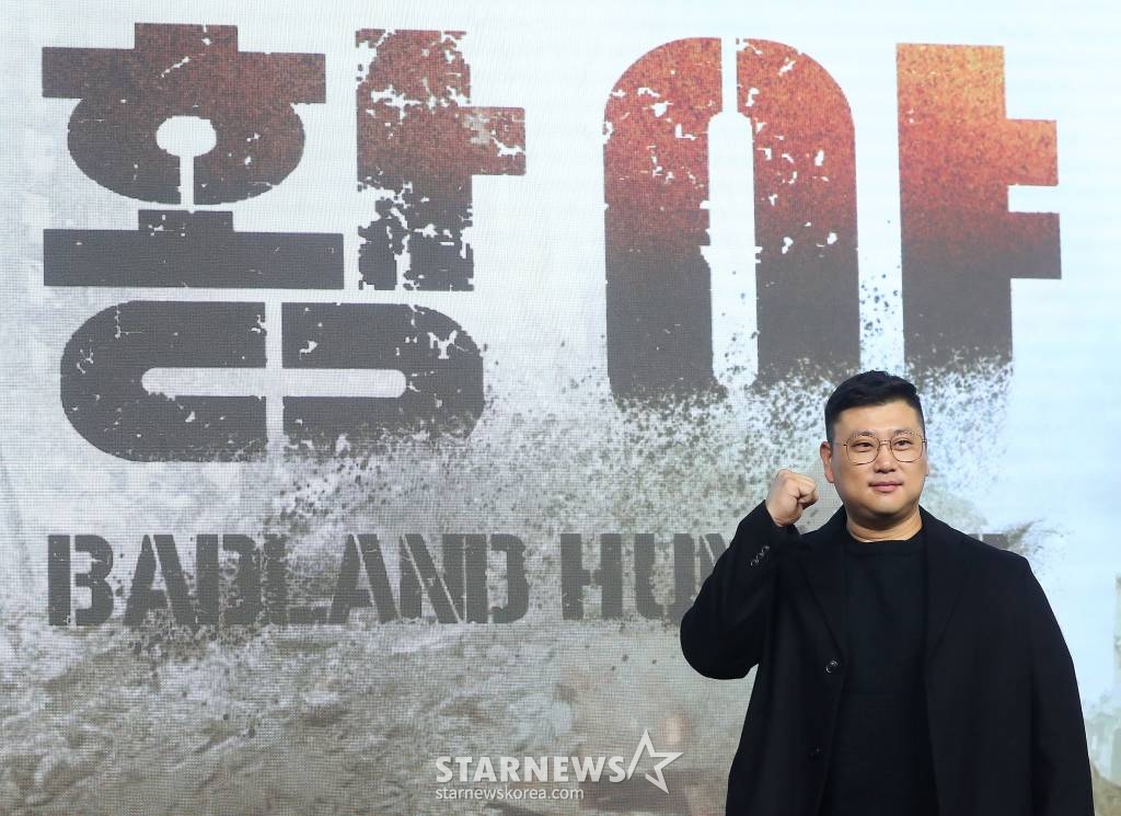 허명행 감독이 16일 오전 서울 종로구 JW메리어트 동대문 스퀘어 서울에서 진행된 넷플릭스 영화 '황야' 제작보고회에 참석해 포즈를 취하고 있다. '황야'는 폐허가 된 세상, 오직 힘이 지배하는 무법천지 속에서 살아가는 자들이 생존을 위해 벌이는 최후의 사투를 그린 액션 블록버스터다. 오는 26일 공개. 2024.01.16 /사진=김창현
