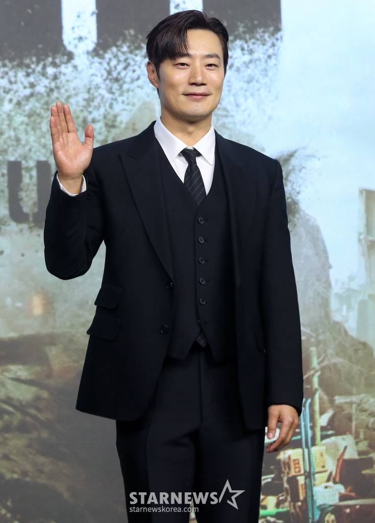 배우 이희준이 16일 오전 서울 종로구 JW메리어트 동대문 스퀘어 서울에서 진행된 넷플릭스 영화 '황야' 제작보고회에 참석해 포즈를 취하고 있다. '황야'는 폐허가 된 세상, 오직 힘이 지배하는 무법천지 속에서 살아가는 자들이 생존을 위해 벌이는 최후의 사투를 그린 액션 블록버스터다. 오는 26일 공개. 2024.01.16 /사진=김창현