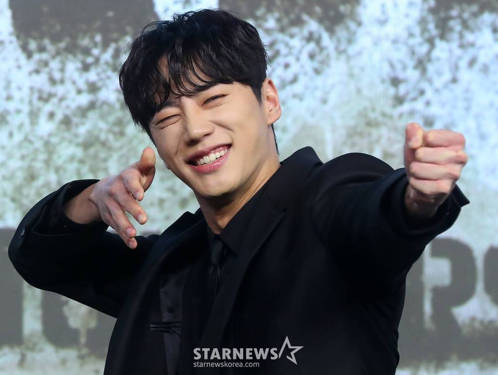 배우 이준영이 16일 오전 서울 종로구 JW메리어트 동대문 스퀘어 서울에서 진행된 넷플릭스 영화 '황야' 제작보고회에 참석해 포즈를 취하고 있다. '황야'는 폐허가 된 세상, 오직 힘이 지배하는 무법천지 속에서 살아가는 자들이 생존을 위해 벌이는 최후의 사투를 그린 액션 블록버스터다. 오는 26일 공개. 2024.01.16 /사진=김창현