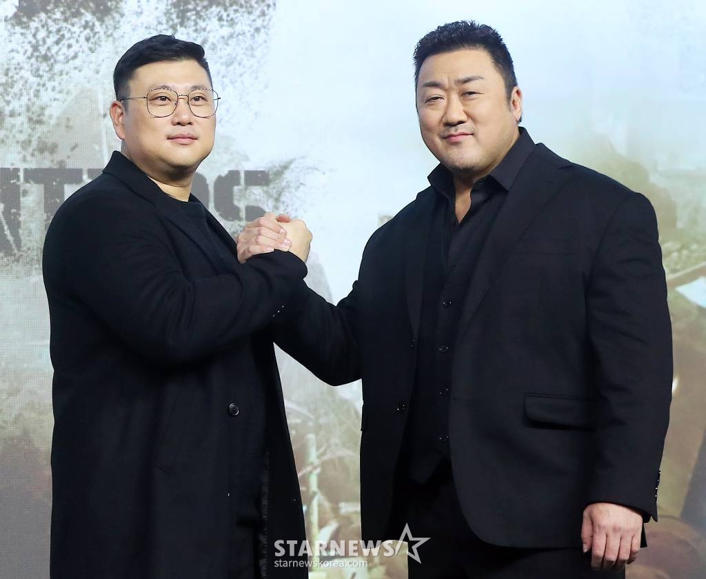 허명행 감독, 배우 마동석이 16일 오전 서울 종로구 JW메리어트 동대문 스퀘어 서울에서 진행된 넷플릭스 영화 '황야' 제작보고회에 참석해 포즈를 취하고 있다. '황야'는 폐허가 된 세상, 오직 힘이 지배하는 무법천지 속에서 살아가는 자들이 생존을 위해 벌이는 최후의 사투를 그린 액션 블록버스터다. 오는 26일 공개. 2024.01.16 /사진=김창현