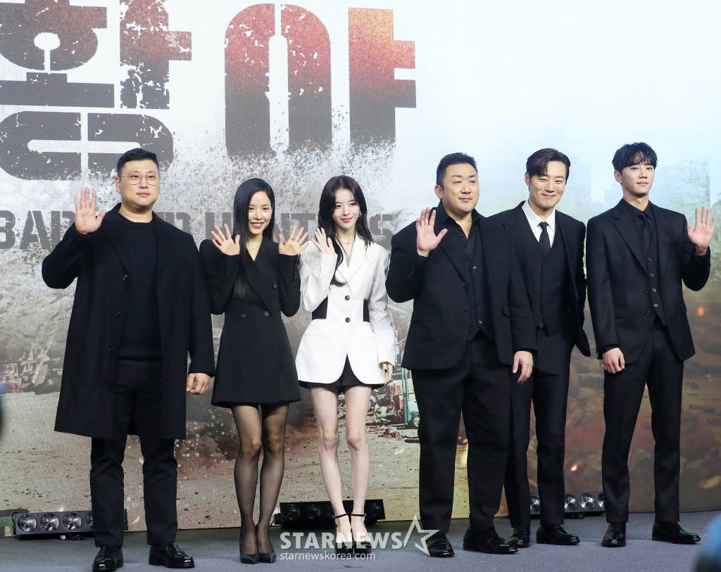 허명행 감독, 배우 안지혜, 노정의, 마동석, 이희준, 이준영이 16일 오전 서울 종로구 JW메리어트 동대문 스퀘어 서울에서 진행된 넷플릭스 영화 '황야' 제작보고회에 참석해 포즈를 취하고 있다. '황야'는 폐허가 된 세상, 오직 힘이 지배하는 무법천지 속에서 살아가는 자들이 생존을 위해 벌이는 최후의 사투를 그린 액션 블록버스터다. 오는 26일 공개. 2024.01.16 /사진=김창현