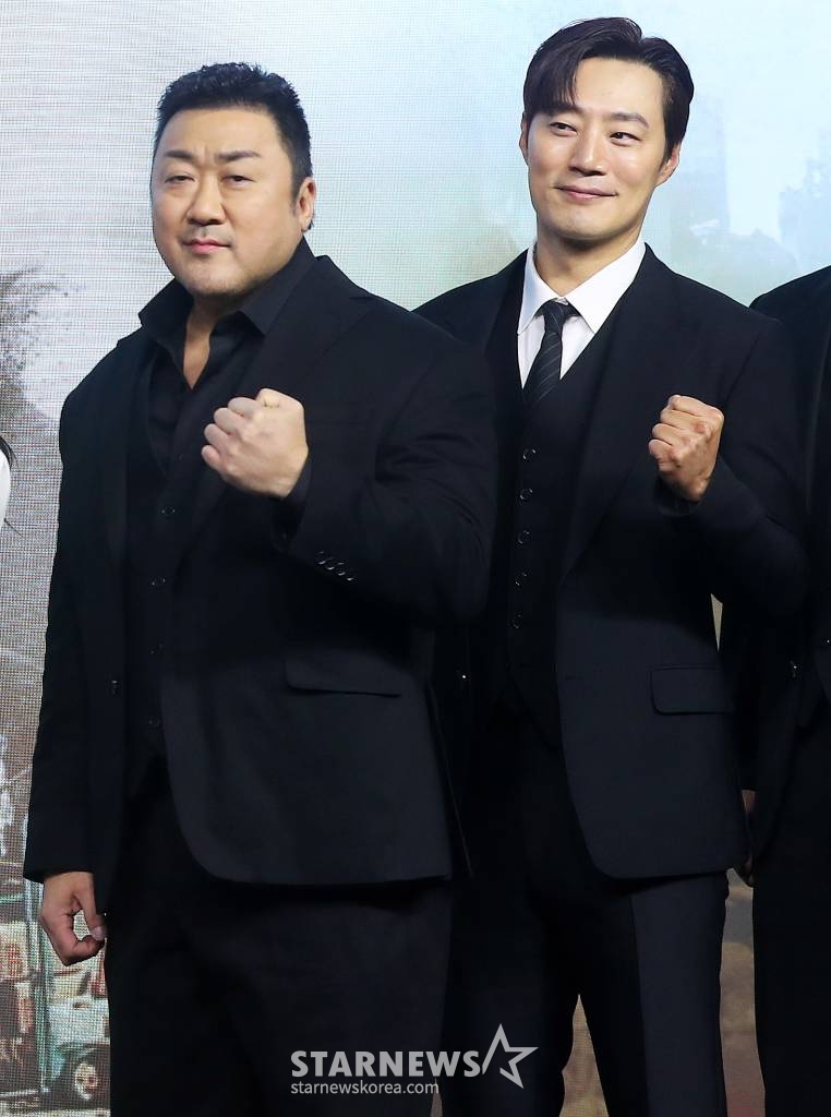 배우 마동석, 이희준이 16일 오전 서울 종로구 JW메리어트 동대문 스퀘어 서울에서 진행된 넷플릭스 영화 '황야' 제작보고회에 참석해 포즈를 취하고 있다. '황야'는 폐허가 된 세상, 오직 힘이 지배하는 무법천지 속에서 살아가는 자들이 생존을 위해 벌이는 최후의 사투를 그린 액션 블록버스터다. 오는 26일 공개. 2024.01.16 /사진=김창현