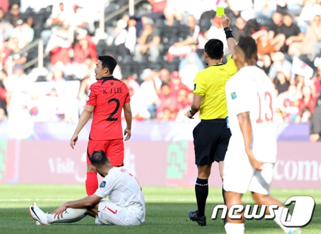 대한민국 수비수 이기제(왼쪽 등번호 2번)가 경고를 받고 있다. /사진=뉴스1 제공