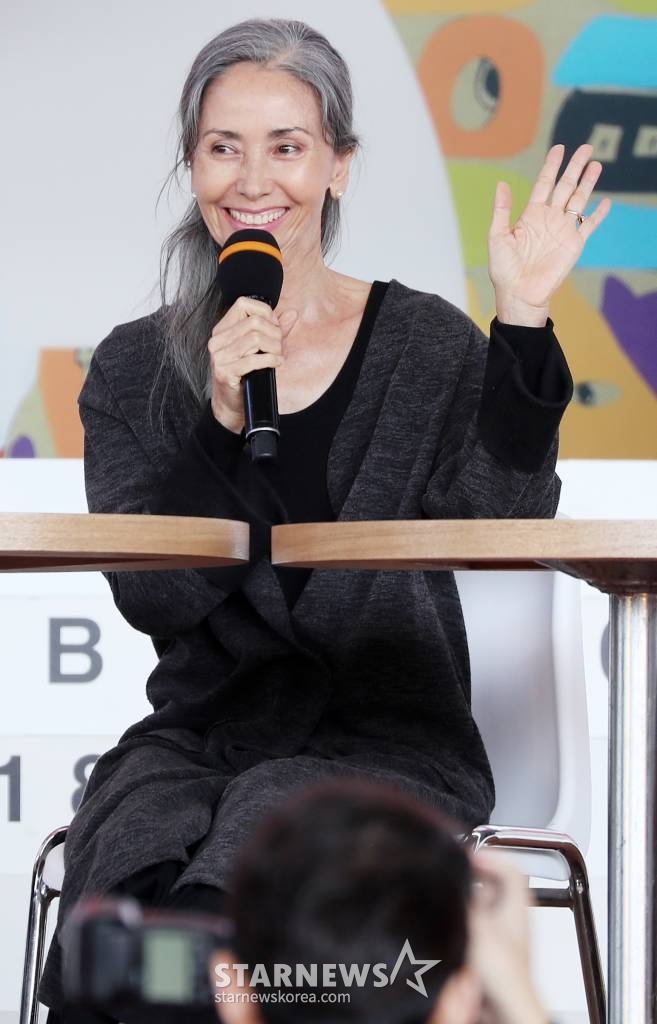 배우 문숙이 7일 오후 부산 해운대구 우동 영화의 전당 두레광장에서 진행된 영화 '허스토리' 무대인사에 참석해 인사말을 하고 있다. /사진=김휘선 기자 tndejrrh123@