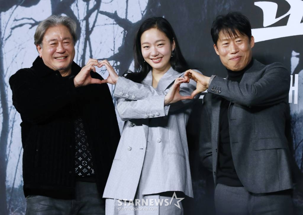 배우 최민식, 김고은, 유해진이 17일 오전 서울 더플라자 호텔에서 진행된 영화 '파묘'(감독 장재현) 제작발표회에 참석해 포즈를 취하고 있다. 거액의 돈을 받고 수상한 묘를 이장한 풍수사와 장의사, 무속인들에게 벌어지는 기이한 사건을 담은 오컬트 미스터리 영화 '파묘'는 오는 2월 개봉 예정이다. /2024.01.17 /사진=이동훈