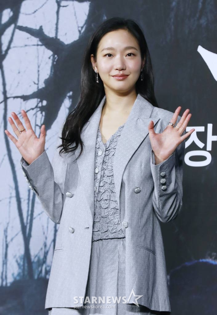 배우 김고은이 17일 오전 서울 더플라자 호텔에서 진행된 영화 '파묘'(감독 장재현) 제작발표회에 참석해 포즈를 취하고 있다. 거액의 돈을 받고 수상한 묘를 이장한 풍수사와 장의사, 무속인들에게 벌어지는 기이한 사건을 담은 오컬트 미스터리 영화 '파묘'는 오는 2월 개봉 예정이다. /2024.01.17 /사진=이동훈