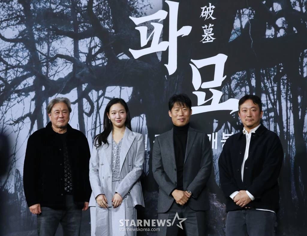 배우 최민식, 김고은, 유해진, 장재현 감독이 17일 오전 서울 더플라자 호텔에서 진행된 영화 '파묘'(감독 장재현) 제작발표회에 참석해 포즈를 취하고 있다. 거액의 돈을 받고 수상한 묘를 이장한 풍수사와 장의사, 무속인들에게 벌어지는 기이한 사건을 담은 오컬트 미스터리 영화 '파묘'는 오는 2월 개봉 예정이다. /2024.01.17 /사진=이동훈