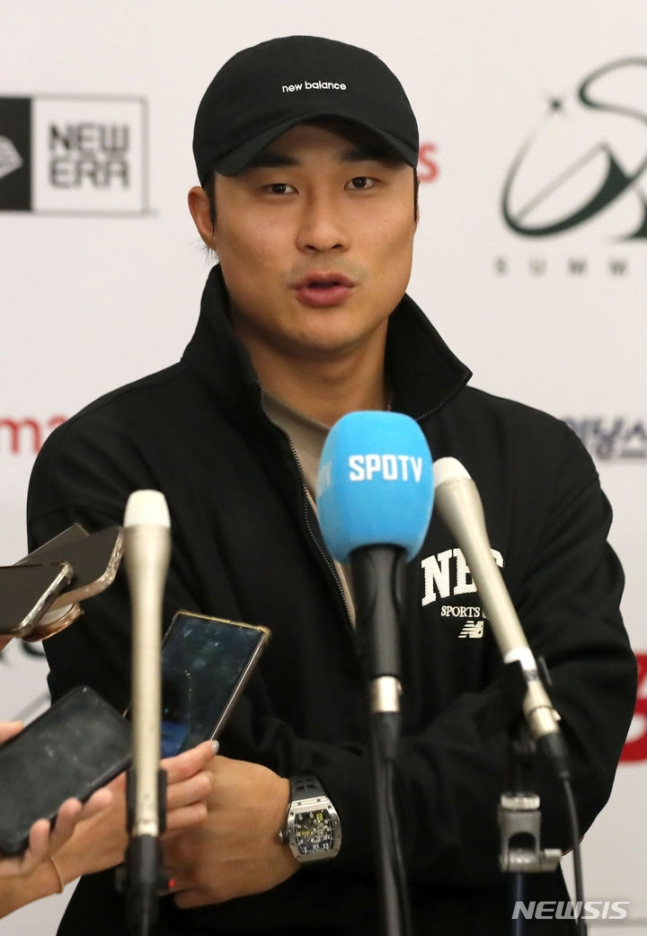 김하성이 지난해 10월 입국 후 취재진과 인터뷰를 하고 있다. /사진=뉴시스