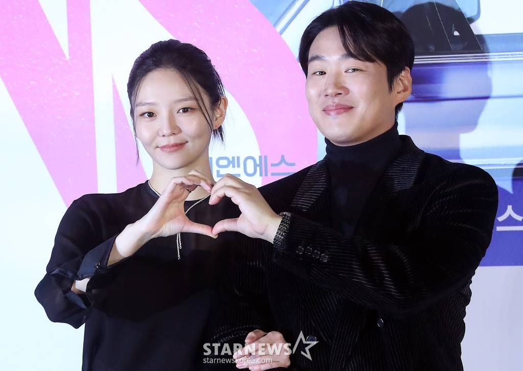 배우 이솜, 안재홍이 17일 오후 서울 용산구 아이파크몰 CGV에서 진행된 티빙 오리지널 시리즈 'LTNS' 제작발표회에 참석해 포즈를 취하고 있다. 'LTNS'는 짠한 현실에 관계마저 소원해진 부부 우진(이솜 분)과 사무엘(안재홍 분)이 돈을 벌기 위해 불륜 커플들의 뒤를 쫓으며 일어나는 예측불허 고자극 불륜 추적 활극이다. 오는 19일 오후 12시에 1, 2화가 공개되며, 이후에는 매주 목요일마다 2화씩 총 6화가 공개된다. 2024.01.17 /사진=김창현