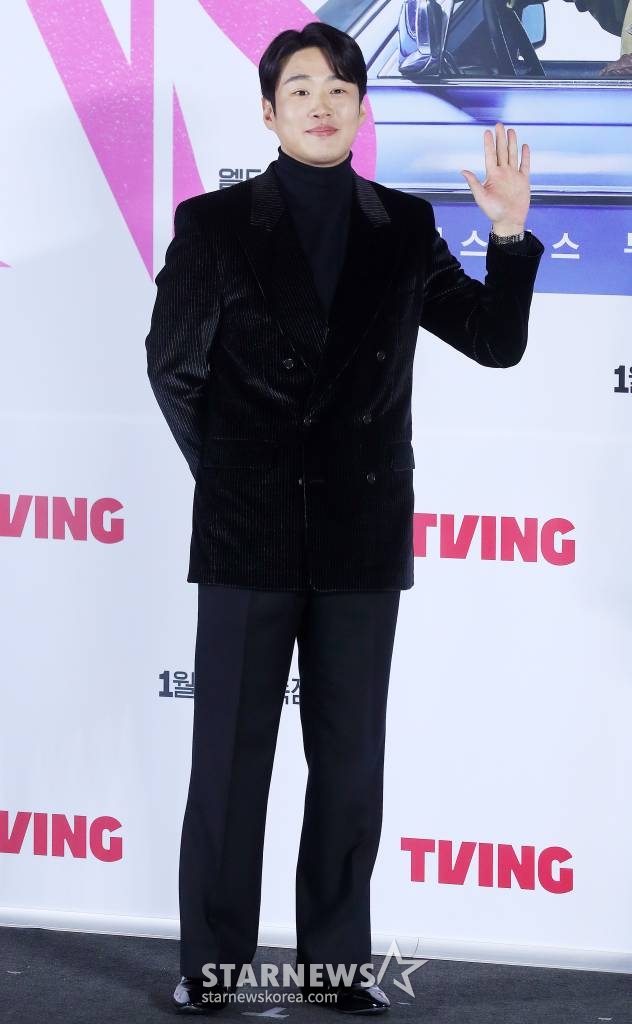 배우 안재홍이 17일 오후 서울 용산구 아이파크몰 CGV에서 진행된 티빙 오리지널 시리즈 'LTNS' 제작발표회에 참석해 포즈를 취하고 있다. 'LTNS'는 짠한 현실에 관계마저 소원해진 부부 우진(이솜 분)과 사무엘(안재홍 분)이 돈을 벌기 위해 불륜 커플들의 뒤를 쫓으며 일어나는 예측불허 고자극 불륜 추적 활극이다. 오는 19일 오후 12시에 1, 2화가 공개되며, 이후에는 매주 목요일마다 2화씩 총 6화가 공개된다. 2024.01.17 /사진=김창현