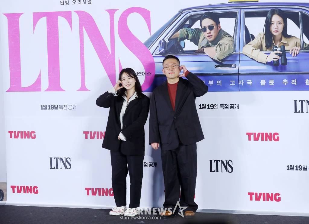 전고운, 임대형 감독이 17일 오후 서울 용산구 아이파크몰 CGV에서 진행된 티빙 오리지널 시리즈 'LTNS' 제작발표회에 참석해 포즈를 취하고 있다. 'LTNS'는 짠한 현실에 관계마저 소원해진 부부 우진(이솜 분)과 사무엘(안재홍 분)이 돈을 벌기 위해 불륜 커플들의 뒤를 쫓으며 일어나는 예측불허 고자극 불륜 추적 활극이다. 오는 19일 오후 12시에 1, 2화가 공개되며, 이후에는 매주 목요일마다 2화씩 총 6화가 공개된다. 2024.01.17 /사진=김창현
