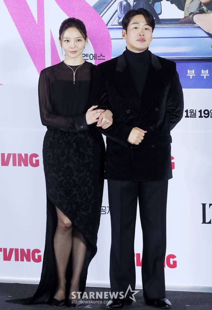 배우 이솜, 안재홍이 17일 오후 서울 용산구 아이파크몰 CGV에서 진행된 티빙 오리지널 시리즈 'LTNS' 제작발표회에 참석해 포즈를 취하고 있다. 'LTNS'는 짠한 현실에 관계마저 소원해진 부부 우진(이솜 분)과 사무엘(안재홍 분)이 돈을 벌기 위해 불륜 커플들의 뒤를 쫓으며 일어나는 예측불허 고자극 불륜 추적 활극이다. 오는 19일 오후 12시에 1, 2화가 공개되며, 이후에는 매주 목요일마다 2화씩 총 6화가 공개된다. 2024.01.17 /사진=김창현