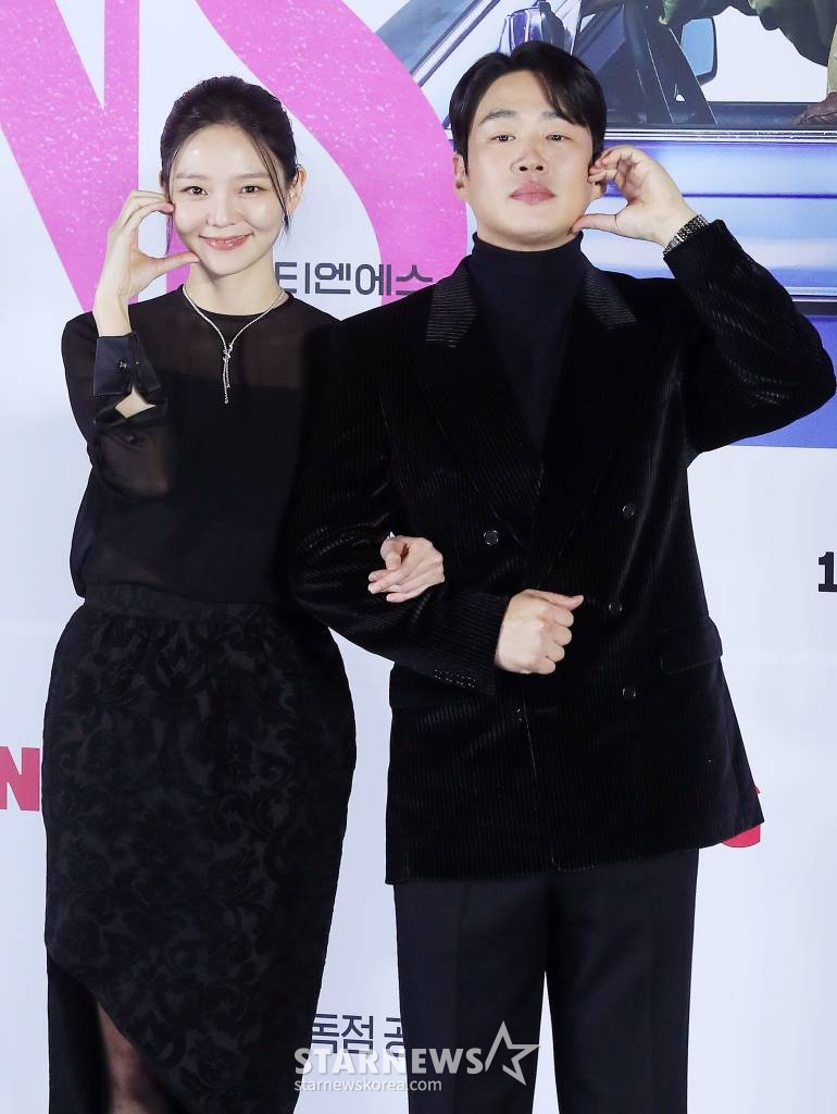 배우 이솜, 안재홍이 17일 오후 서울 용산구 아이파크몰 CGV에서 진행된 티빙 오리지널 시리즈 'LTNS' 제작발표회에 참석해 포즈를 취하고 있다. 'LTNS'는 짠한 현실에 관계마저 소원해진 부부 우진(이솜 분)과 사무엘(안재홍 분)이 돈을 벌기 위해 불륜 커플들의 뒤를 쫓으며 일어나는 예측불허 고자극 불륜 추적 활극이다. 오는 19일 오후 12시에 1, 2화가 공개되며, 이후에는 매주 목요일마다 2화씩 총 6화가 공개된다. 2024.01.17 /사진=김창현
