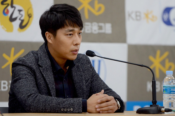 = 17일 강릉 아이스아레나에서 열린 '2016/17 KB ISU 쇼트트랙 월드컵 4차 대회' 경기가 끝난 후 열린 기자회견에서 김동성이 인터뷰를 하고 있다. 2016.12.17/뉴스1