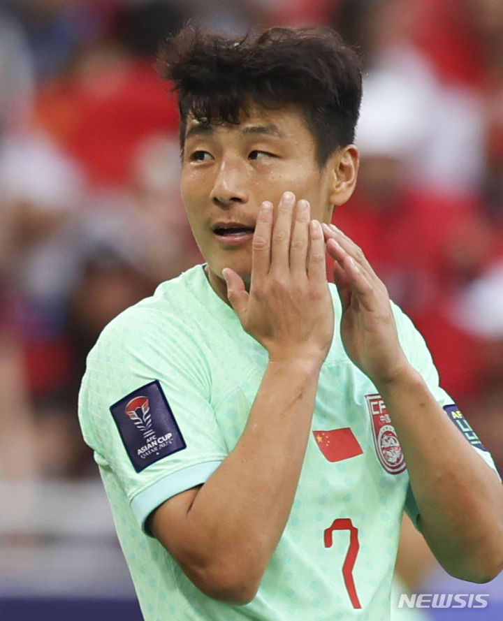 우레이가 17일(한국시각) 카타르 도하의 알투마마 스타디움에서 열린 아시아축구연맹(AFC) 2023 카타르 아시안컵 A조 조별예선 2차전 레바논과 중국의 경기에서 슈팅이 막힌 뒤 아쉬워하고 있다. /사진=뉴시스
