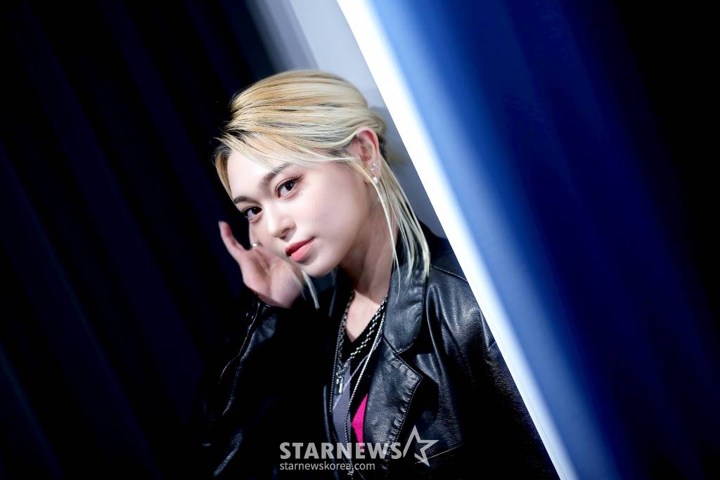 가수 알렉사가 서울 종로구 스타뉴스 사옥에서 진행된 '2022 아시아 아티스트 어워즈 인 재팬'(2022 Asia Artist Awards In Japen, 이하 2022 AAA) 수상 인터뷰에 앞서 포즈를 취하고 있다. 알렉사는 지난해 12월에 열린 '2022 AAA'에서 아이콘상을 수상했다. 알렉사(AleXa, 김세리)는 미국 NBC 유명 오디션 프로그램 '아메리칸 송 콘테스트' K팝 아티스트 최초 우승이라는 새 역사를 통해 자신의 이름을 제대로 알렸다. AI 콘셉트로 자신의 음악성과 세계관을 알리며 범상치 않게 데뷔했던 알렉사는 키 150cm에 불과한 체구에서 뿜어져 나오는 강렬한 아우라로 '작은 거인'이라는 수식어에 어울리는 멋진 퍼포먼스를 선보였다. /사진=김창현 기자 chmt@