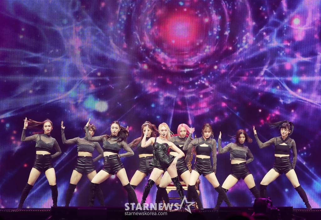 가수 알렉사가 지난 13일 오후 일본 나고야 니혼가이시홀에서 열린 '2022 Asia Artist Awards IN JAPAN'(2022 아시아 아티스트 어워즈, 이하 2022 AAA)에서 멋진 무대를 선보이고 있다. 알렉사는 이날 AAA 아이콘상을 수상했다. /2022.12.16 /사진=김창현 기자 chmt@