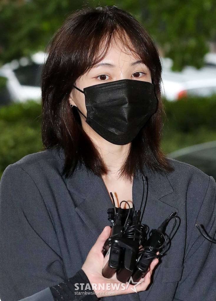 마약류 관리에 관한 법률 위반(향정) 혐의를 받고 있는 방송인 서민재가 19일 오전 서울 마포구 서부지방법원에서 진행된 첫 공판 기일에 출석하고 있다. 서민재와 남태현은 지난해 8월 마약 파문에 휘말렸다. 당시 채널A 예능프로그램 '하트시그널3' 출연자였던 서민재가 SNS를 통해 남태현과의 필로폰 투약을 폭로했던 것. 이에 경찰은 지난해 9월 서민재와 남태현의 소변과 모발을 채취해 국립과학수사연구원(국과수) 감정을 의뢰했다. 검사 결과 필로폰 양성 반응 결과가 나온 것으로 전해졌다. 2023.10.19 /사진=김창현
