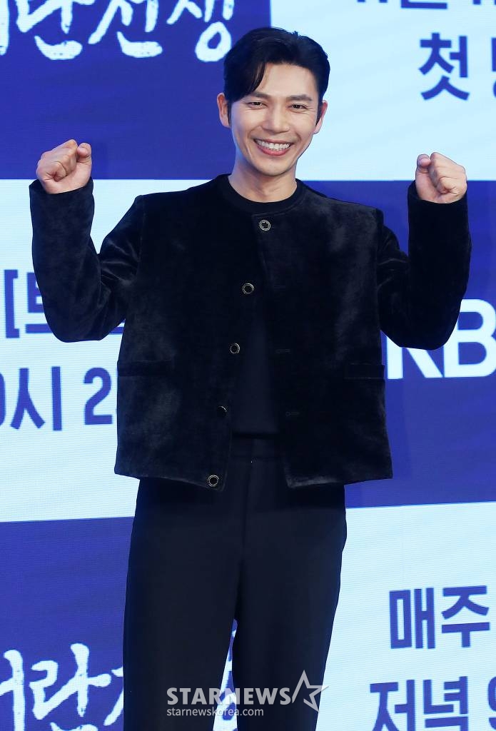 배우 지승현이 9일 오후 서울 구로구 더 세인트 웨딩홀에서 진행된 KBS 2TV 대하드라마 '고려 거란 전쟁' 제작발표회에 참석해 포즈를 취하고 있다. '고려 거란 전쟁'은 관용의 리더십으로 고려를 하나로 모아 거란과의 전쟁을 승리로 이끈 고려의 황제 현종(김동준 분)과 그의 정치 스승이자 고려군 총사령관이었던 강감찬(최수종 분)의 이야기를 담은 작품이다. 오는 11일 첫 방송. 2023.11.09 /사진=김창현