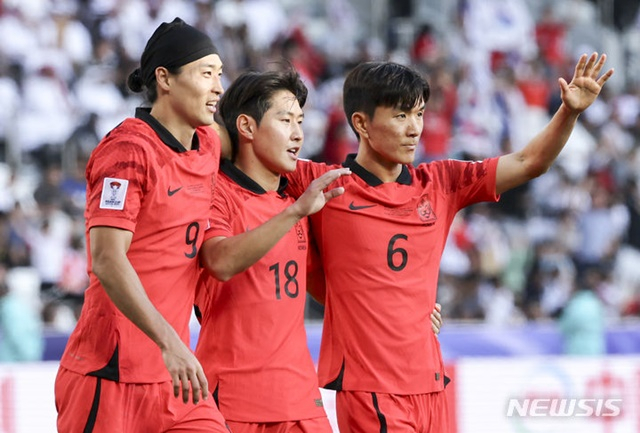 골을 넣고 기뻐하는 이강인(가운데). /사진=뉴시스 제공