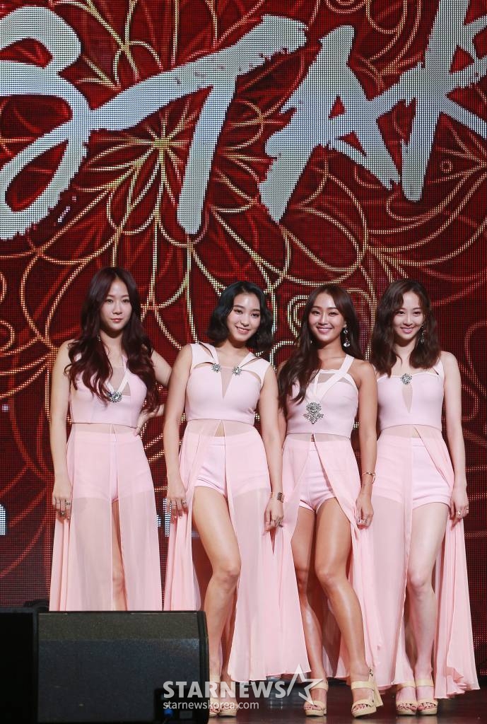 걸그룹 씨스타가 21일 오후 서울 광진구 광장동 예스24 라이브홀에서 진행된 네 번째 미니앨범 '몰아애'(沒我愛) 쇼케이스에서 포즈를 취하고 있다. '몰아애'는 타이틀 곡 '아이 라이크 댓'(I Like That)은 상대가 나쁜 남자인 걸 뻔히 알면서도 빠져드는, 사랑에 홀린 여자의 모순적인 마음을 표현한 댄스곡. 'Touch My Body'를 작업한 히트 작곡가팀 블랙아이드필승이 프로듀싱을 맡아 강렬한 브라스와 매혹적인 보컬에 솔직한 스토리텔링을 담았다. /사진=김창현 기자 chmt@