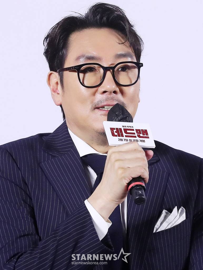 배우 조진웅이 19일 오전 서울 성동구 메가박스 성수에서 진행된 영화 '데드맨' 제작보고회에 참석해 인사말을 하고 있다. '데드맨'은 이름값으로 돈을 버는 일명 바지사장계의 에이스가 1000억 원 횡령 누명을 쓰고 '죽은 사람'으로 살아가게 된 후 이름 하나로 얽힌 사람들과 빼앗긴 인생을 되찾기 위해 추적에 나서는 이야기를 그린 영화다. 내달 7일 개봉. 2024.01.19 /사진=김창현