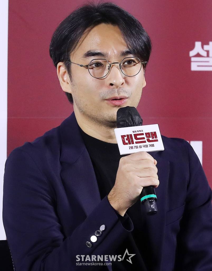 하준원 감독이 19일 오전 서울 성동구 메가박스 성수에서 진행된 영화 '데드맨' 제작보고회에 참석해 인사말을 하고 있다. '데드맨'은 이름값으로 돈을 버는 일명 바지사장계의 에이스가 1000억 원 횡령 누명을 쓰고 '죽은 사람'으로 살아가게 된 후 이름 하나로 얽힌 사람들과 빼앗긴 인생을 되찾기 위해 추적에 나서는 이야기를 그린 영화다. 내달 7일 개봉. 2024.01.19 /사진=김창현