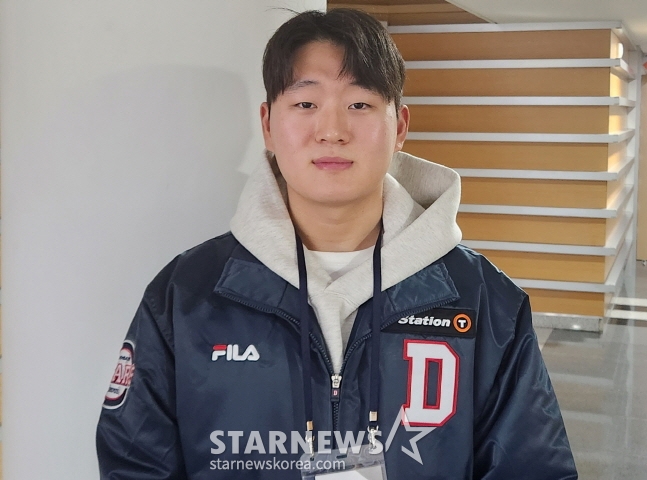 두산 투수 김택연이 2024 KBO 신인 오리엔테이션에서 인터뷰 후 카메라 앞에서 미소를 짓고 있다. /사진=안호근 기자