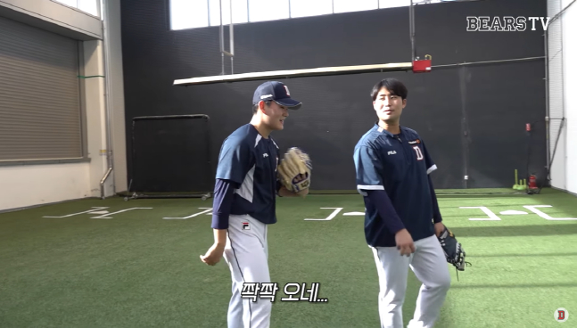 김택연(왼쪽)이 투구 후 동료와 이야기를 나누고 있다. /사진=베어스TV 유튜브 영상 캡처