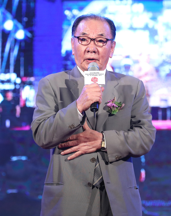 = 이두용 감독이 11일 오후 부산 남포동 BIFF 광장에서 열린 ‘제22회 부산국제영화제’ 전야제 행사에 참석해 인사말을 하고 있다. 2017.10.11./뉴스1