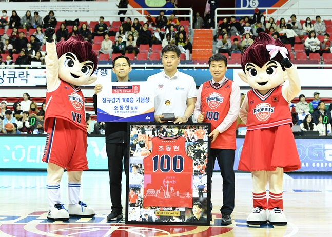 조동현 현대모비스 감독(가운데)이 통산 100승 시상식에 참석했다. /사진=KBL