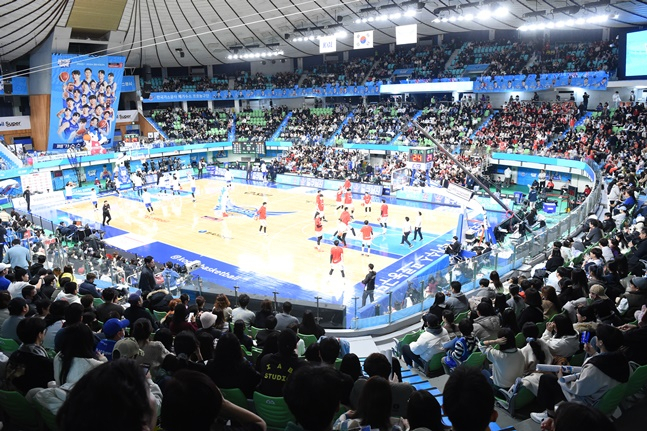 한국가스공사와 현대모비스의 맞대결로 펼쳐진 2023 KBL 농구영신. /사진=KBL