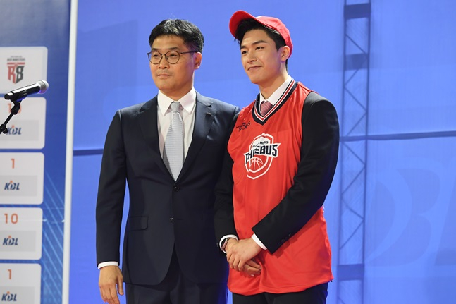 박무빈(오른쪽)이 2023 KBL 신인드래프트에서 현대모비스의 지명을 받은 후 조동현 감독과 기념촬영을 하고 있다. /사진=KBL