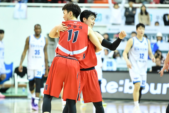 현대모비스 박무빈(오른쪽)과 이우석. /사진=KBL