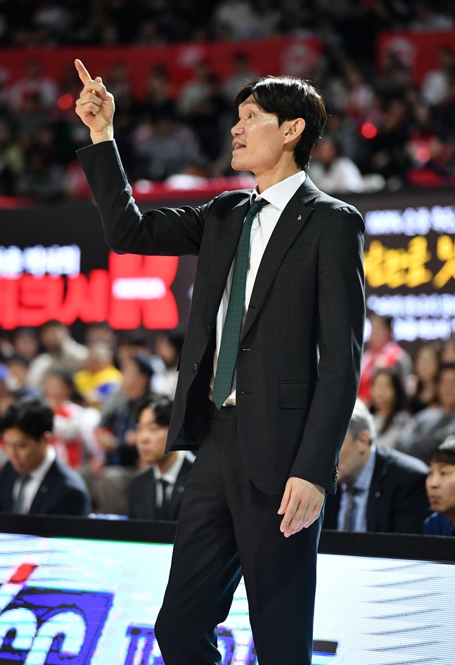 김주성 DB 감독이 경기 중 작전 지시를 하고 있다. /사진=KBL 제공