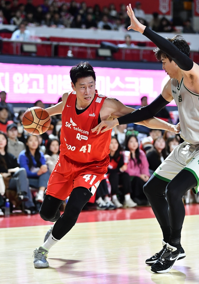 오세근이 20일 잠실실내체육관에서 열린 '2023~2024 정관장 프로농구 정규리그'에서 서울 SK와 원주 경기에서 돌파를 시도하고 있다. /사진=KBL 제공
