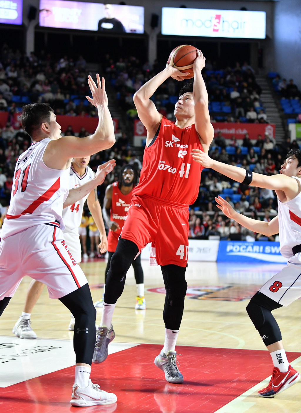 슛을 시도하는 오세근(가운데). /사진=KBL 제공