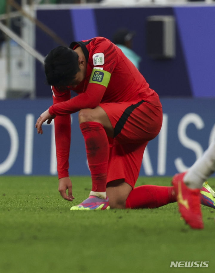 손흥민이 지난 20일(한국시간) 카타르 도하 알투마마 스타디움에서 열린 아시아축구연맹(AFC) 2023 카타르 아시안컵 E조 조별예선 2차전 요르단과 경기에서 2-2 무승부로 경기를 마친 뒤 아쉬워하고 있다. /사진=뉴시스
