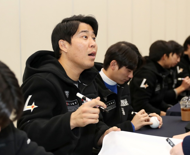 한유섬이 2024 SSG 랜더스 팬페스티벌에서 팬들에게 사인을 해주고 있다. /사진=SSG 랜더스
