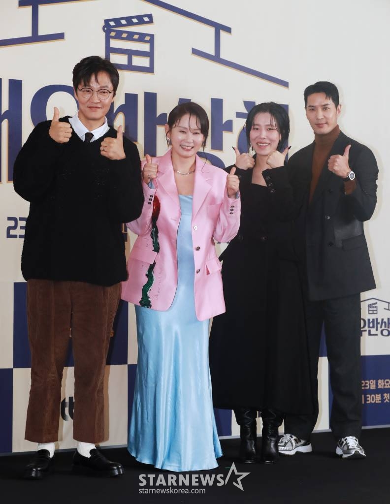 배우 조한철, 김선영, 차청화, 김지석이 22일 오후 서울 마포구 스탠포드 호텔에서 진행된 JTBC 예능 '배우반상회' 제작발표회에 참석해 포즈를 취하고 있다. /2024.01.22 /사진=이동훈