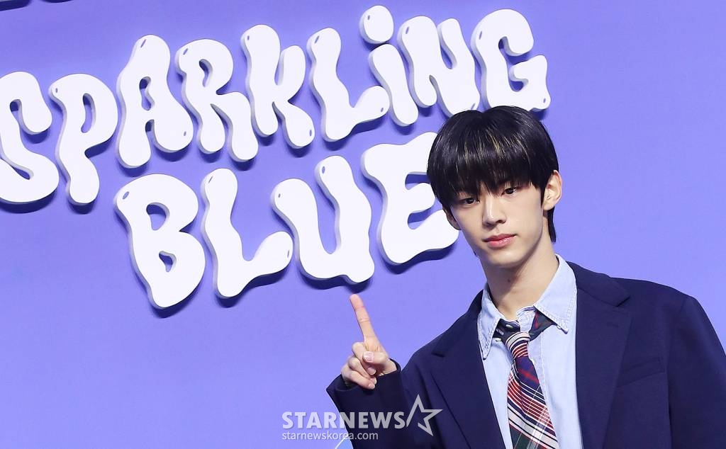 신인그룹 TWS(투어스) 도훈이 22일 오후 서울 용산구 블루스퀘어에서 진행된 미니 1집 'Sparkling Blue' 발매 기념 쇼케이스에 참석해 포즈를 취하고 있다.  TWS는 플레디스 엔터테인먼트가 세븐틴 이후 무려 9년 만에 선보이는 보이그룹이자, 하이브 레이블즈가 자신 있게 내세운 2024년 데뷔 첫 주자다. 탄탄한 퍼포먼스 실력과 비주얼, 탁월한 음악 감각을 지닌 6명의 최정예 멤버로 구성됐다.  TWS는 'TWENTY FOUR SEVEN WITH US'의 줄임말로, 하루를 뜻하는 숫자 24와 일주일을 뜻하는 숫자 7은 '모든 순간'을 의미한다.  'Sparkling Blue'에는 타이틀곡 '첫 만남은 계획대로 되지 않아'를 비롯해 'unplugged boy', 'first hooky', 'BFF'와 지난 2일 선공개된 'Oh Mymy : 7s (오마마)' 등 모두 5곡이 수록됐다. 2024.01.22 /사진=김창현