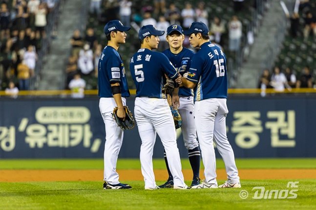 NC 서호철(왼쪽 2번째)이 동료들과 이야기를 나누고 있다. /사진=NC 다이노스